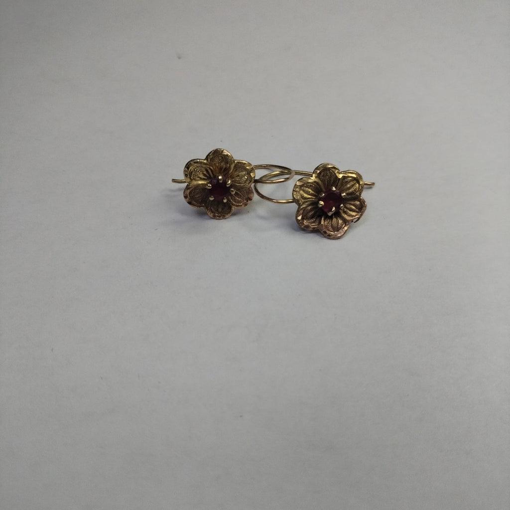 K1 1,60 GRMS 10 K ESPECIFICACIONES COMPLEMENTARIAS PAR DE ARETES EN FORMA DE FLO (SEMINUEVO)