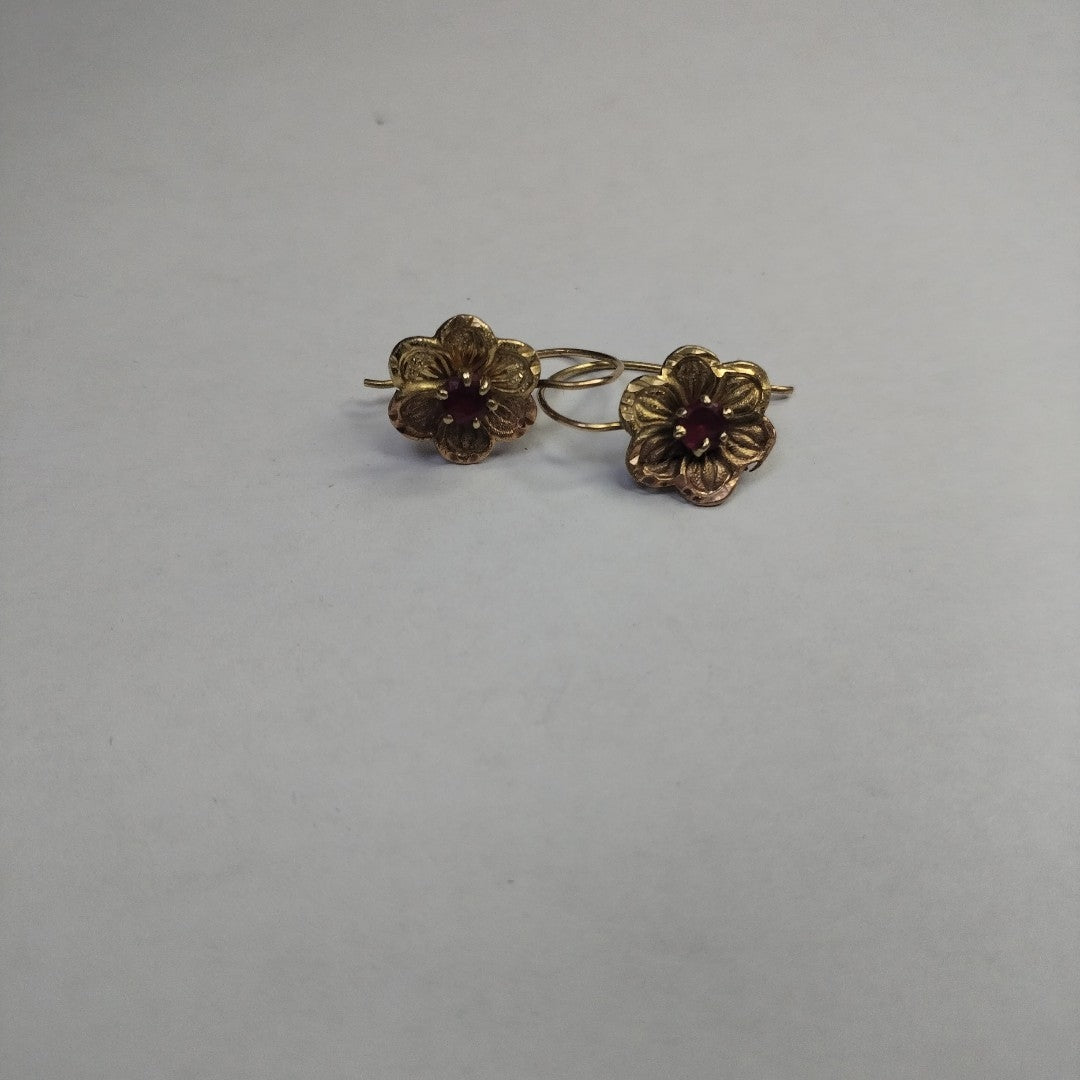 K1 1,60 GRMS 10 K ESPECIFICACIONES COMPLEMENTARIAS PAR DE ARETES EN FORMA DE FLO (SEMINUEVO)