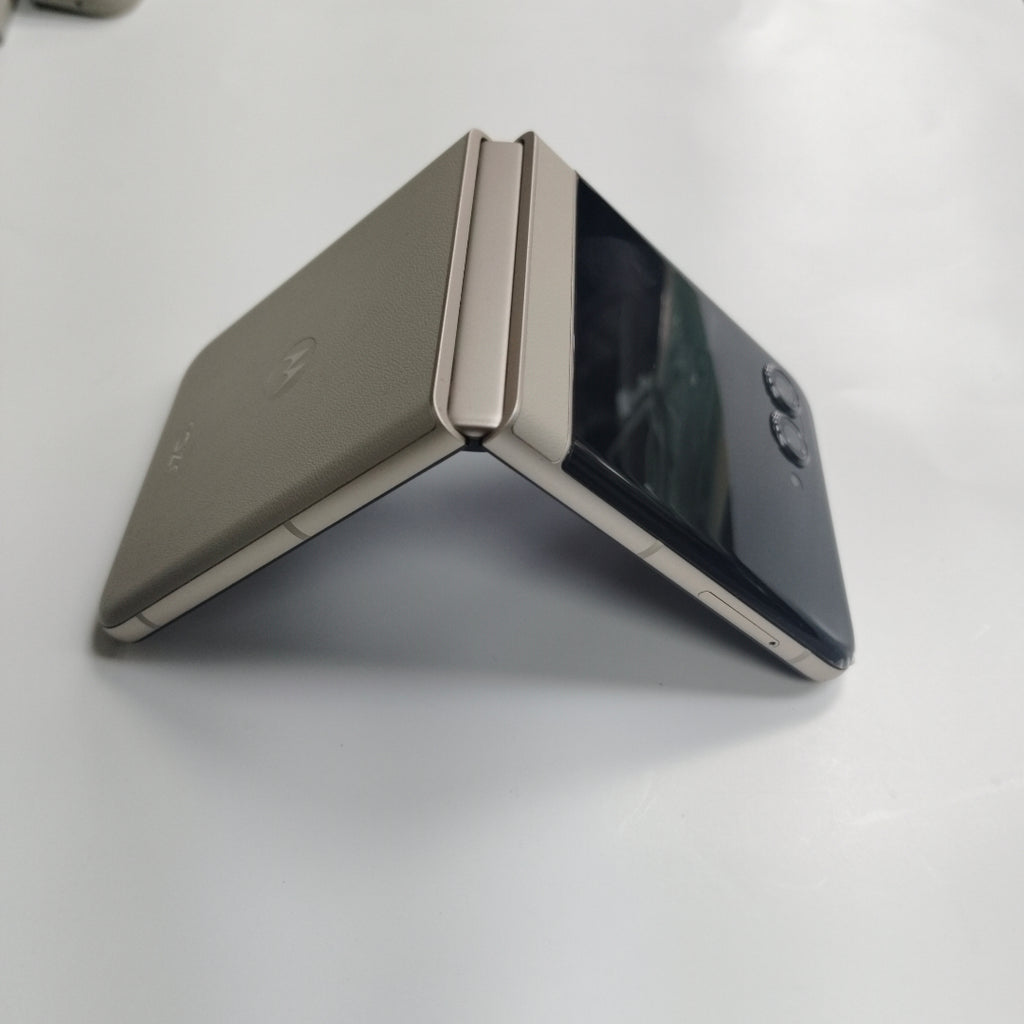 CELULAR MOTOROLA RAZR 50 5G XT2453-1 512 GB 12 GB RAM (SEMINUEVO)