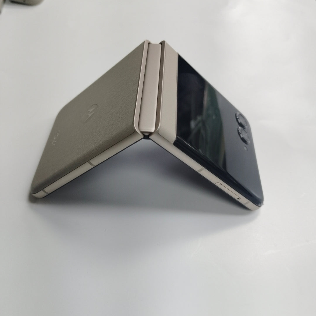 CELULAR MOTOROLA RAZR 50 5G XT2453-1 512 GB 12 GB RAM (SEMINUEVO)