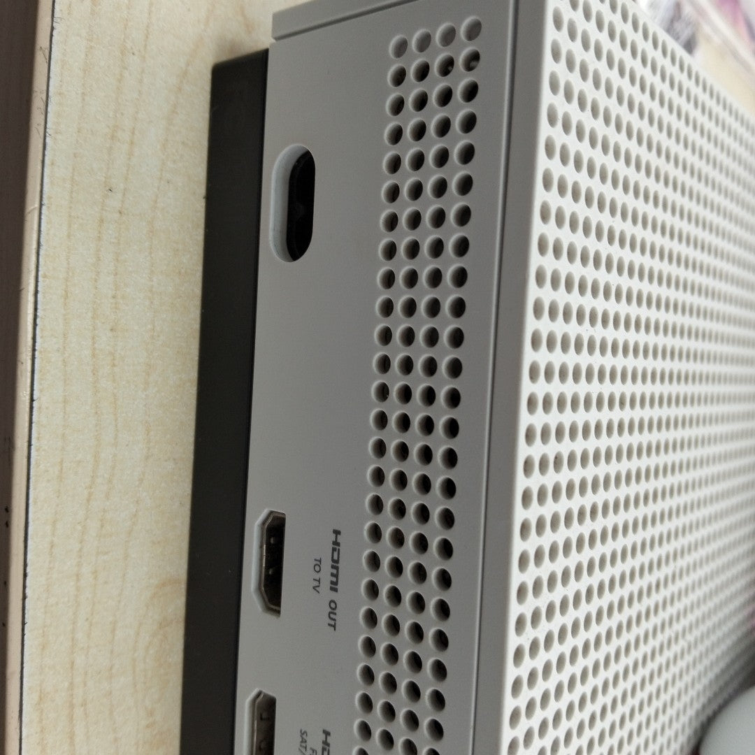 CONSOLA DE VIDEOJUEGO MICROSOFT XBOX ONE S 1 TB (SEMINUEVO)