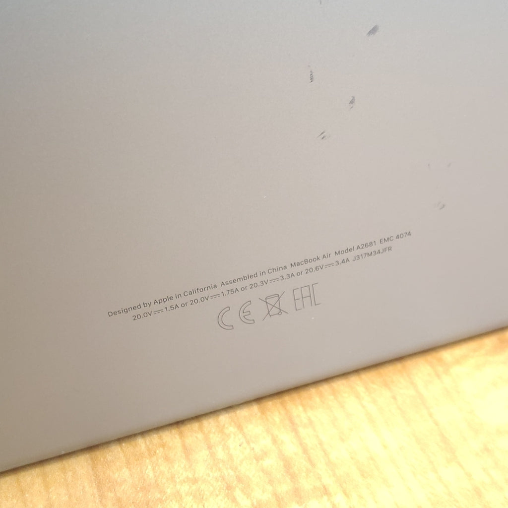 LAPTOP APPLE MACBOOK AIR 13" 2022 3.49 A2681 (8 CPU/8 GPU) 256 GB SSD 8 GB RAM (SEMINUEVO)