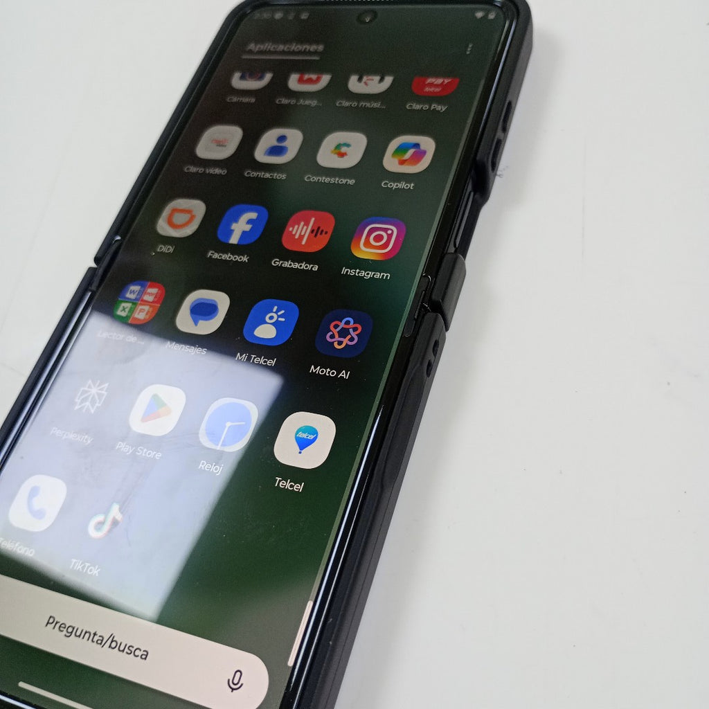 CELULAR MOTOROLA MOTO RAZR 60 ULTRA XT2551-6 (2025) 1 TB 16 GB RAM (SEMINUEVO)
