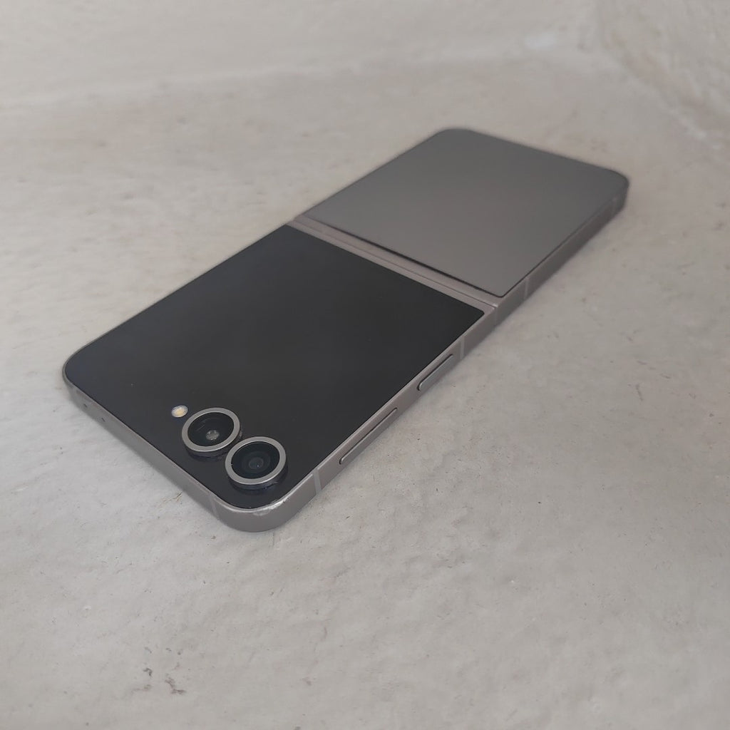 CELULAR SAMSUNG GALAXY Z FLIP6 SM-F741B (2024) 256 GB 12 GB RAM (SEMINUEVO)