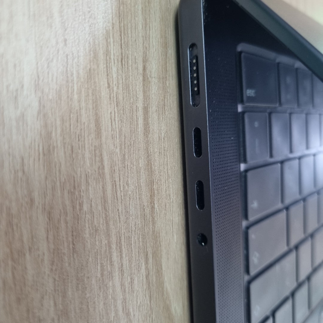 LAPTOP APPLE MACBOOK PRO 14" 2024 4.4 A3112 (10 CPU/10 GPU) 512 GB SSD 16 GB RAM (SEMINUEVO)