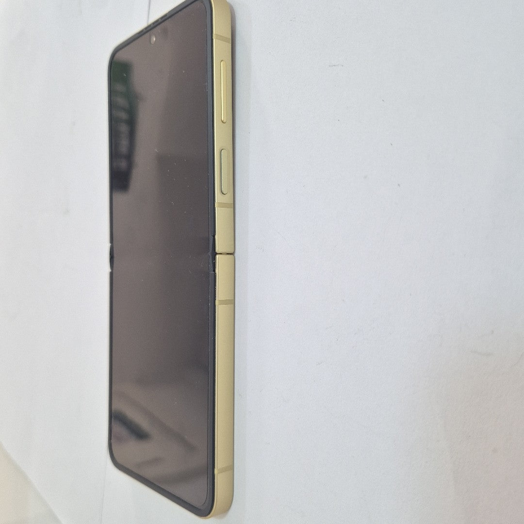 CELULAR SAMSUNG GALAXY Z FLIP6 SM-F741B (2024) 256 GB 12 GB RAM (SEMINUEVO)