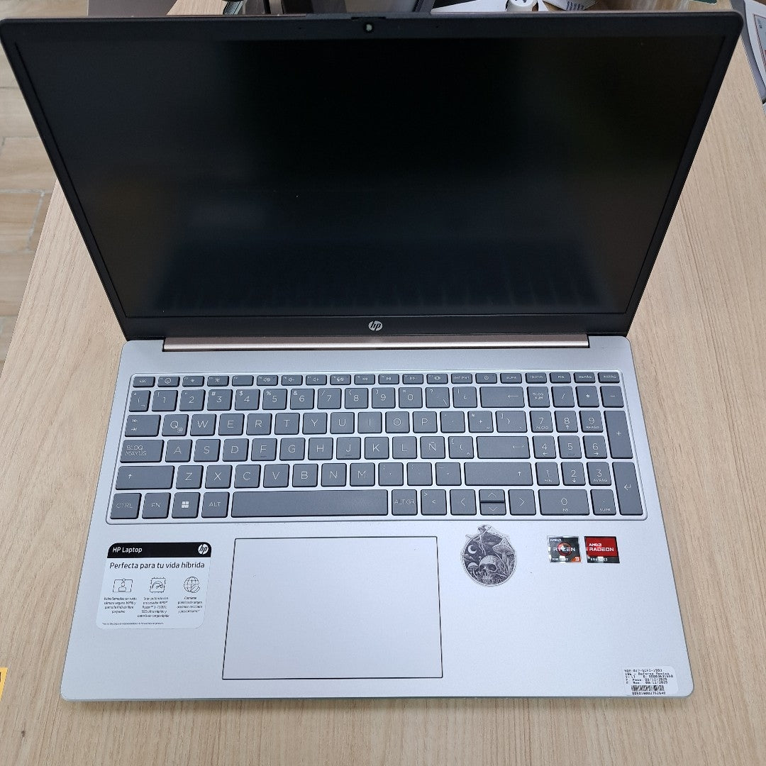 LAPTOP HP 15-FC0068LA (2024) 512 GB SSD 8 GB RAM (SEMINUEVO)