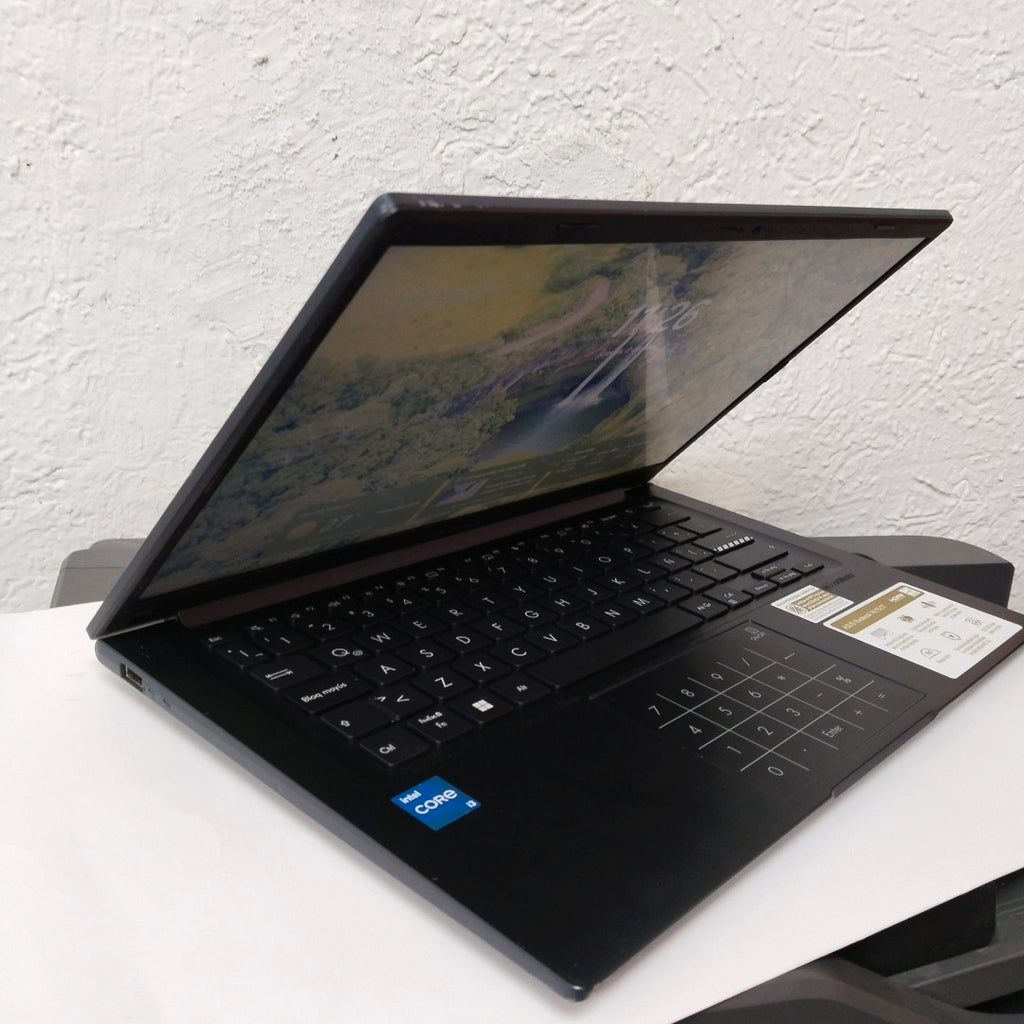 LAPTOP ASUS VIVOBOOK 14 X1404VA-NK1508W (2025) 512 GB SSD 8 GB RAM (SEMINUEVO)