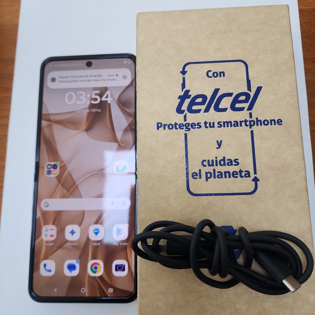 CELULAR MOTOROLA RAZR 50 5G XT2453-1 512 GB 12 GB RAM (SEMINUEVO)