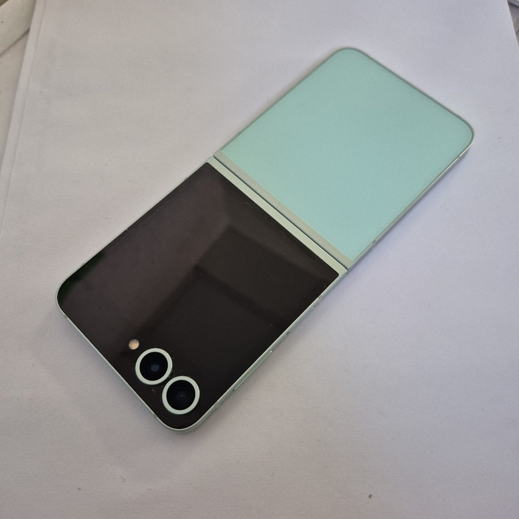 CELULAR SAMSUNG GALAXY Z FLIP6 SM-F741B (2024) 256 GB 12 GB RAM (SEMINUEVO)