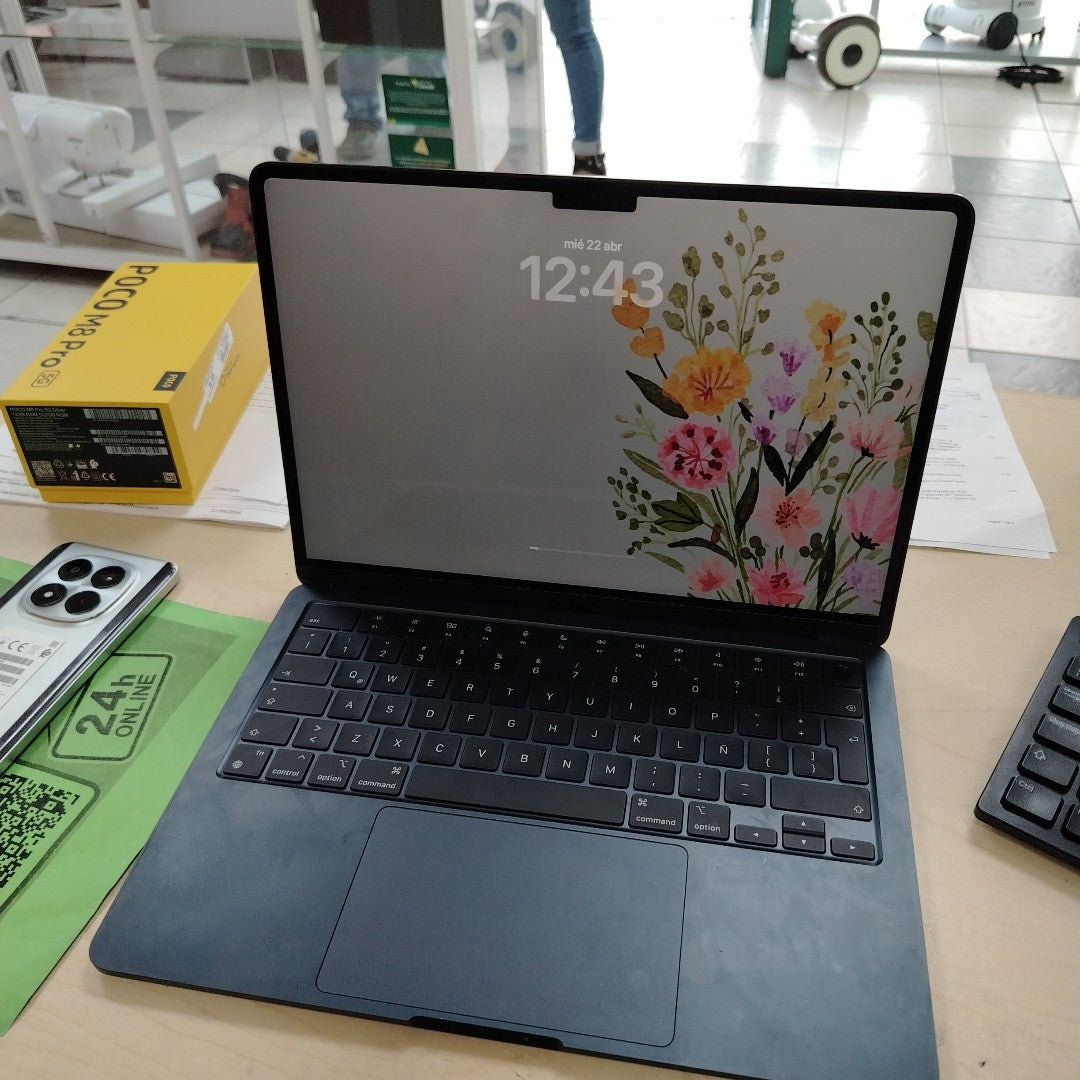 LAPTOP APPLE MACBOOK AIR 13" 2022 3.49 A2681 (8 CPU/8 GPU) 256 GB SSD 16 GB RAM (SEMINUEVO)