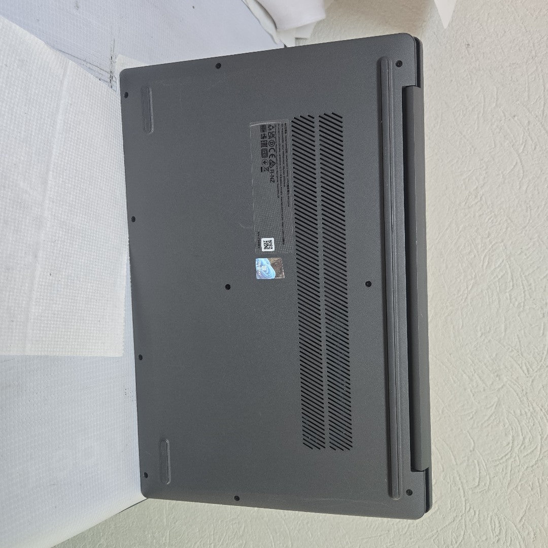 LAPTOP LENOVO IDEAPAD SLIM 3 15IAH8 (2024) 512 GB SSD 8 GB RAM (SEMINUEVO)