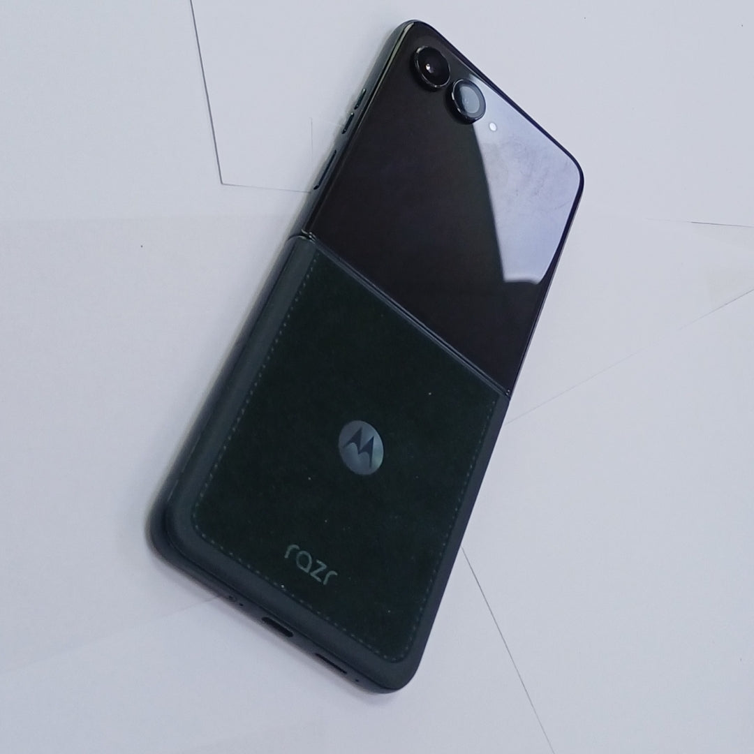 CELULAR MOTOROLA RAZR 60 ULTRA XT2551-6 (2025) 1 TB 16 GB RAM