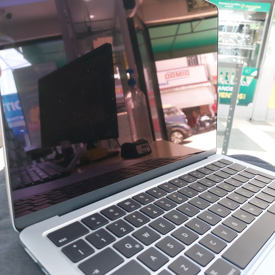 LAPTOP APPLE MACBOOK AIR 13" A3240 (2025) 512 GB SSD 16 GB RAM (SEMINUEVO)
