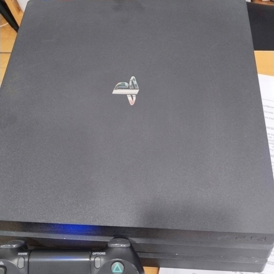 CONSOLA DE VIDEOJUEGO SONY PS4 PRO 1 TB (SEMINUEVO)