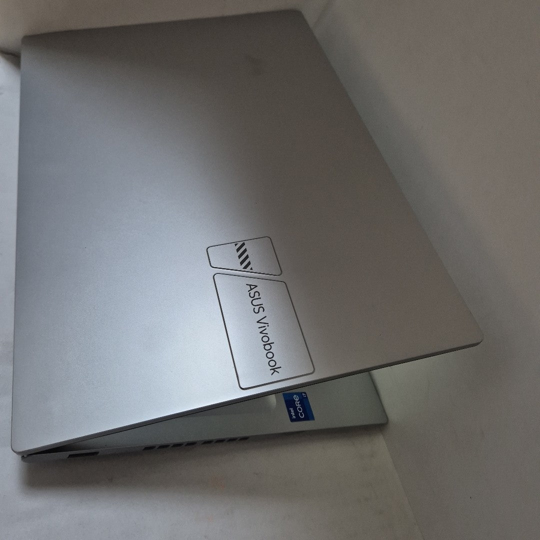 LAPTOP ASUS VIVOBOOK 14 X1405VA-LY611W (2025) 512 GB SSD 16 GB RAM (SEMINUEVO)