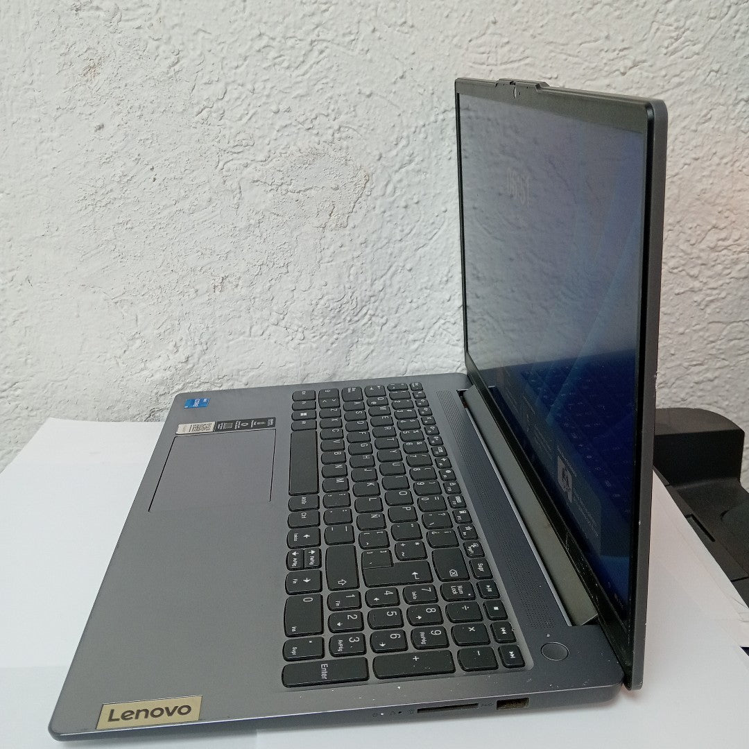 LAPTOP LENOVO IDEAPAD SLIM 3 15IAH8 (2023) 512 GB SSD 8 GB RAM