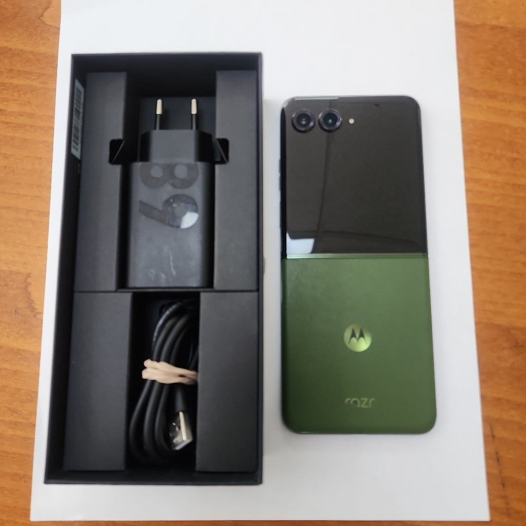 CELULAR MOTOROLA RAZR 50 ULTRA XT2451-3 (2024) 512 GB 12 GB RAM (SEMINUEVO)