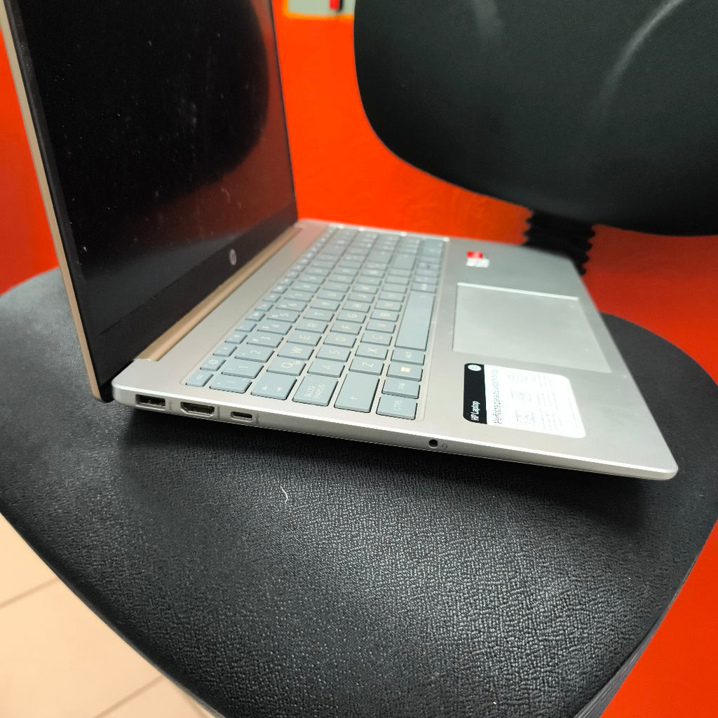 LAPTOP HP 15-FC0003LA (2023) 256 GB SSD 8 GB RAM (SEMINUEVO)