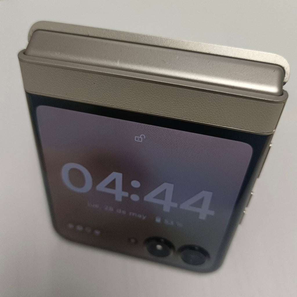 CELULAR MOTOROLA RAZR 50 5G XT2453-1 512 GB 12 GB RAM (SEMINUEVO)