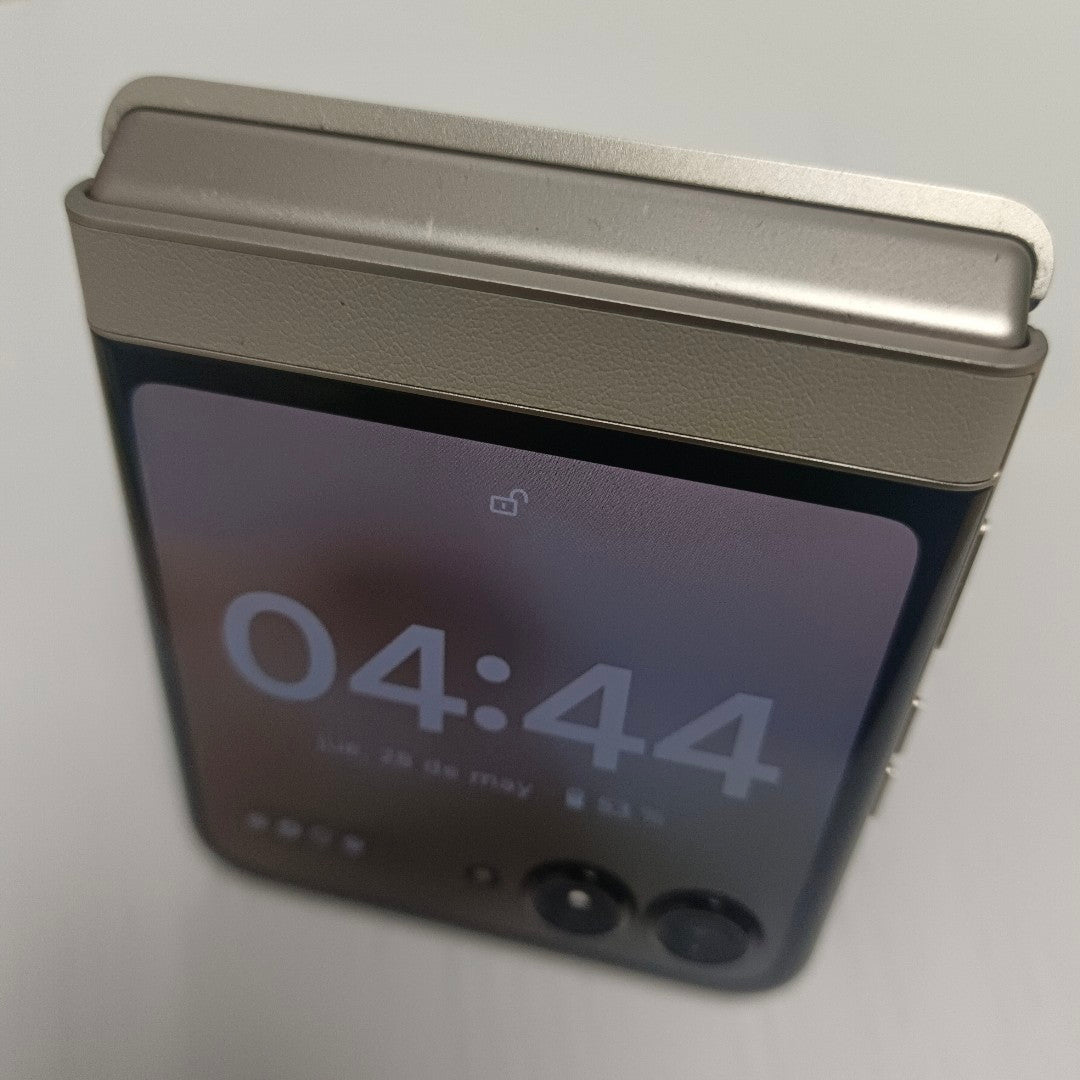 CELULAR MOTOROLA RAZR 50 5G XT2453-1 512 GB 12 GB RAM (SEMINUEVO)