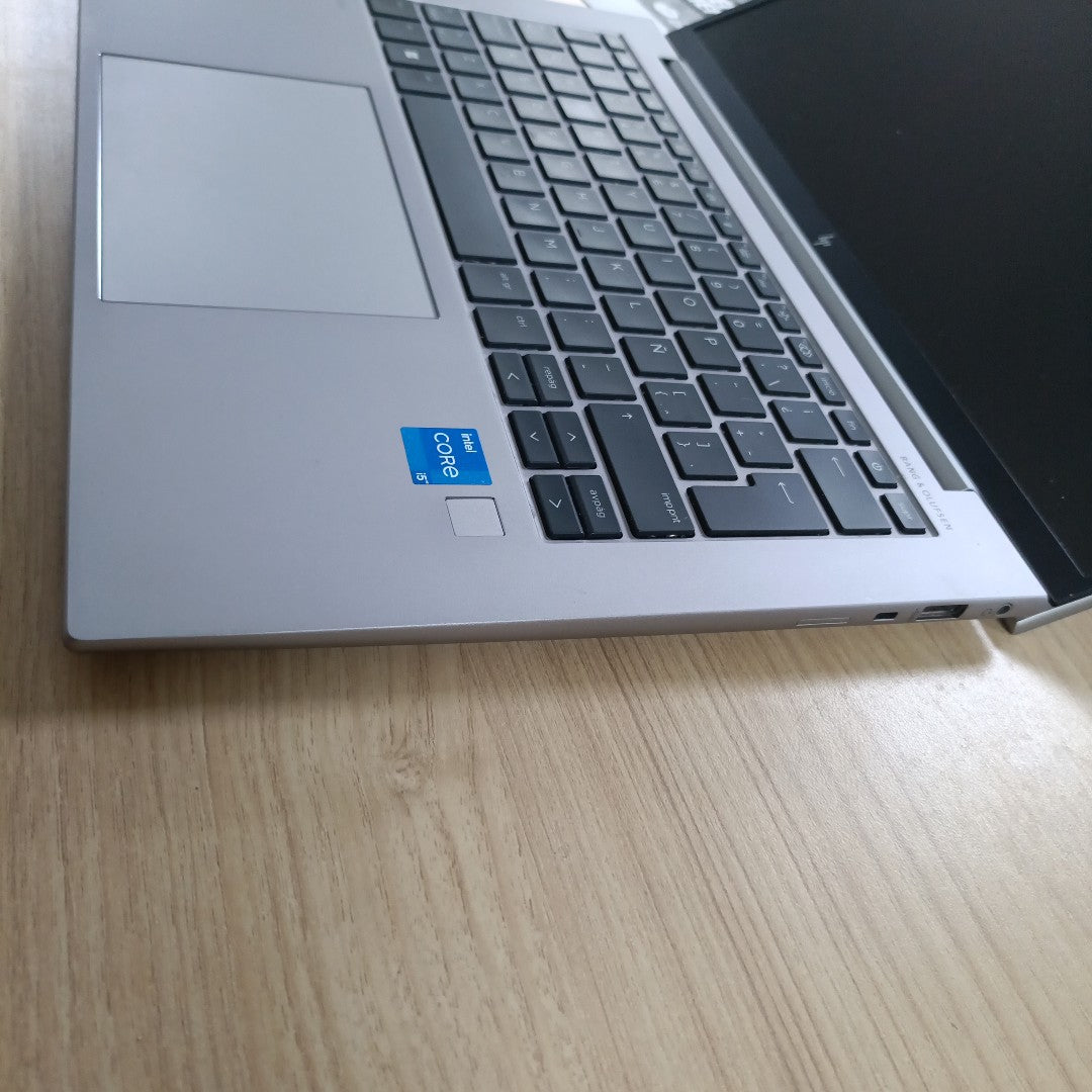 LAPTOP HP ZBOOK FIREFLY 14 G10 (2024) 256 GB SSD 16 GB RAM (SEMINUEVO)
