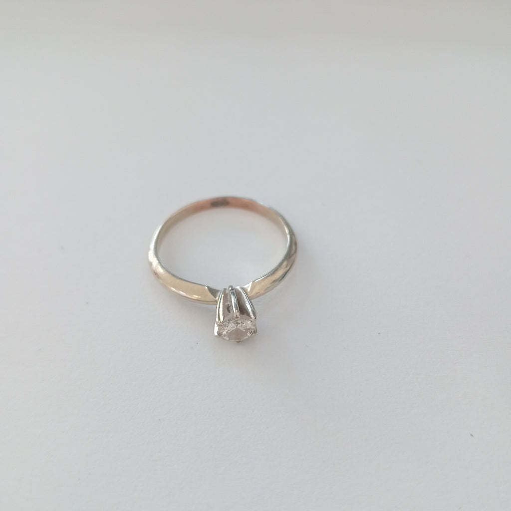 ANILLITO ORO BLANCO 14 K 1.8 GRMS (SEMINUEVO)