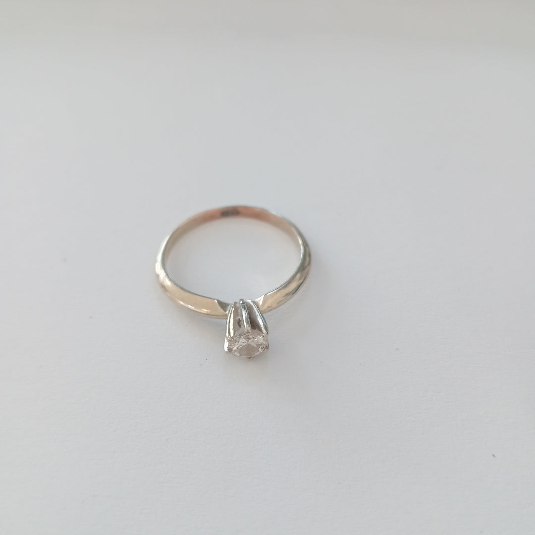 ANILLITO ORO BLANCO 14 K 1.8 GRMS (SEMINUEVO)