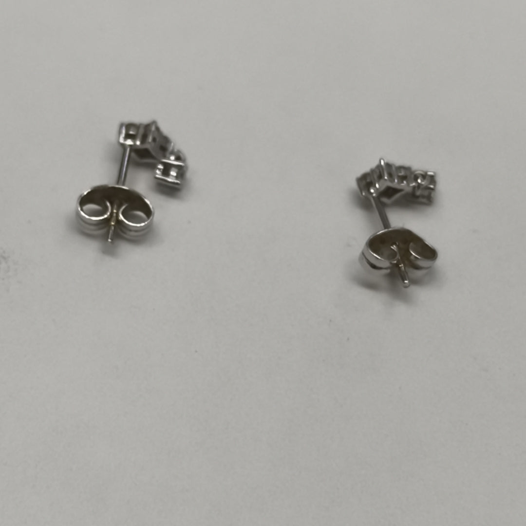 ARETES PAR ORO BLANCO 18 K 0,90 GRMS (SEMINUEVO)