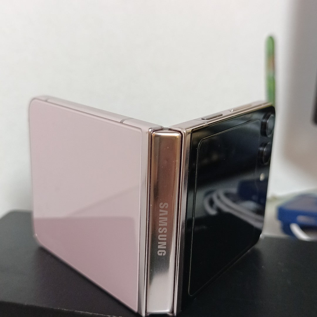 CELULAR SAMSUNG GALAXY Z FLIP 5 SM-F731B (2023) 256 GB 8 GB RAM (SEMINUEVO)