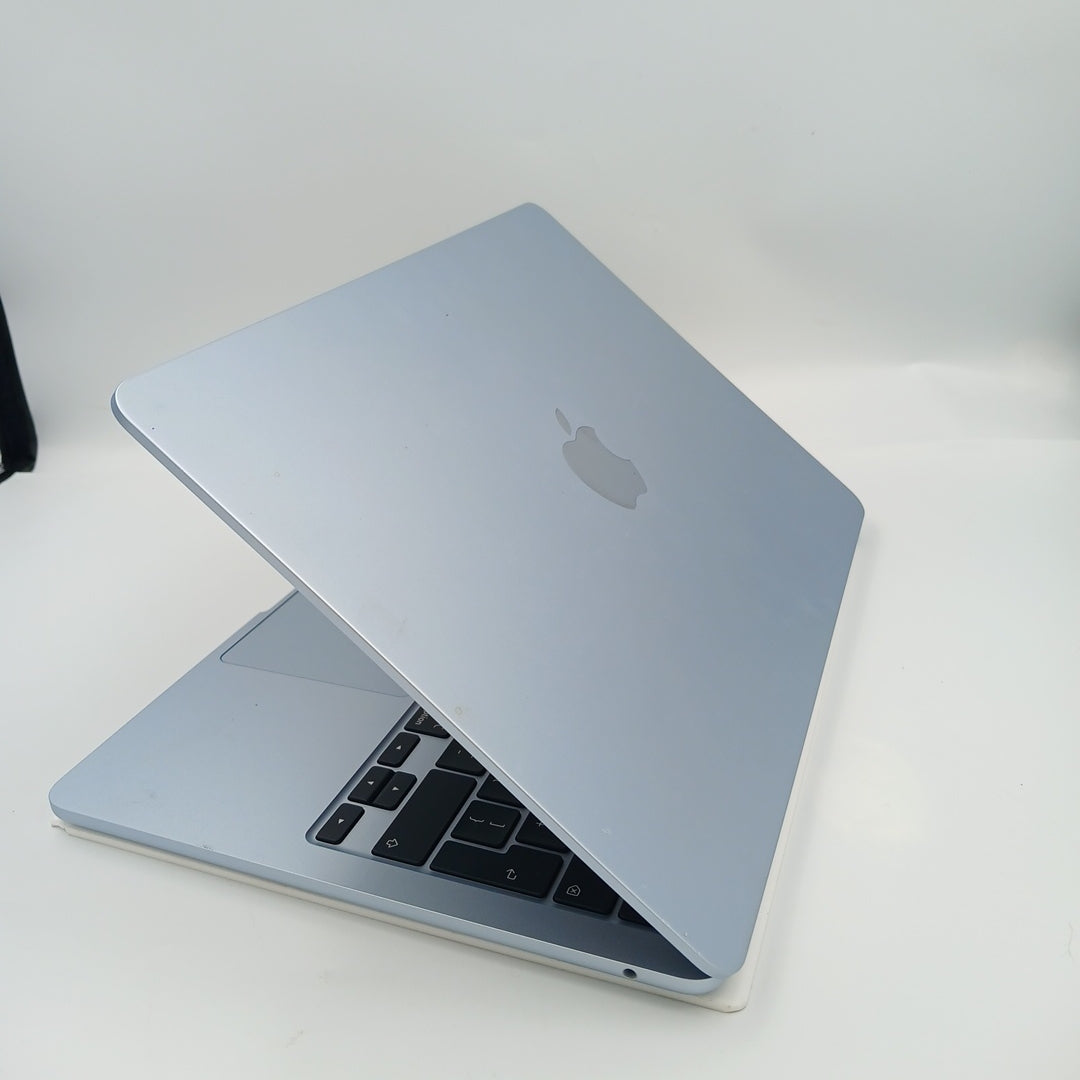 LAPTOP APPLE MACBOOK AIR 13" A3240 (2025) 512 GB SSD 16 GB RAM (SEMINUEVO)
