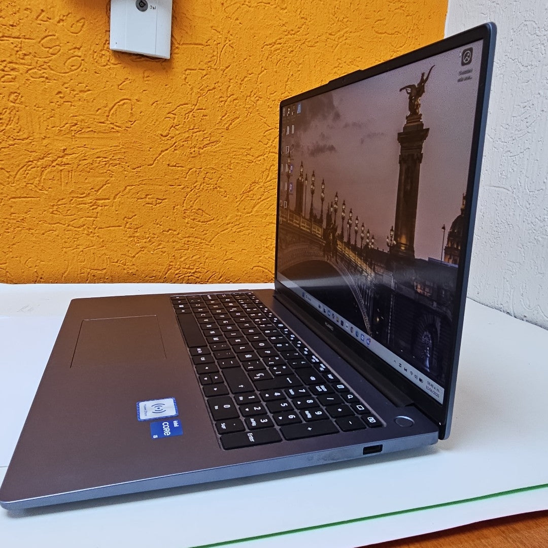LAPTOP HUAWEI MATEBOOK D16 MCLG-X (2024) 1 TB SSD 16 GB RAM (SEMINUEVO)