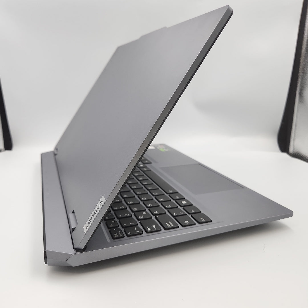 LAPTOP LENOVO LOQ 15ARP9 (2024) 512 GB SSD 8 GB RAM (SEMINUEVO)