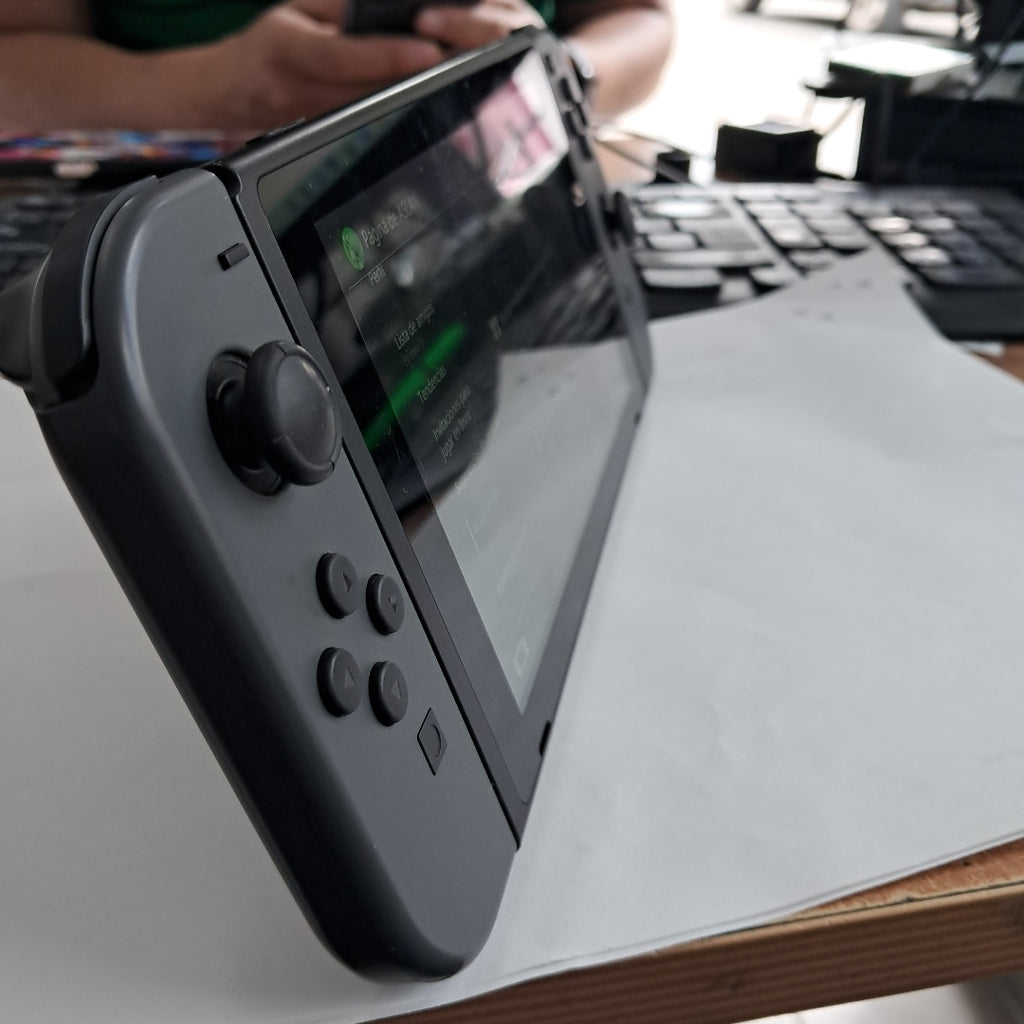 CONSOLA DE VIDEOJUEGO NINTENDO SWITCH 1.1 32 GB (SEMINUEVO)