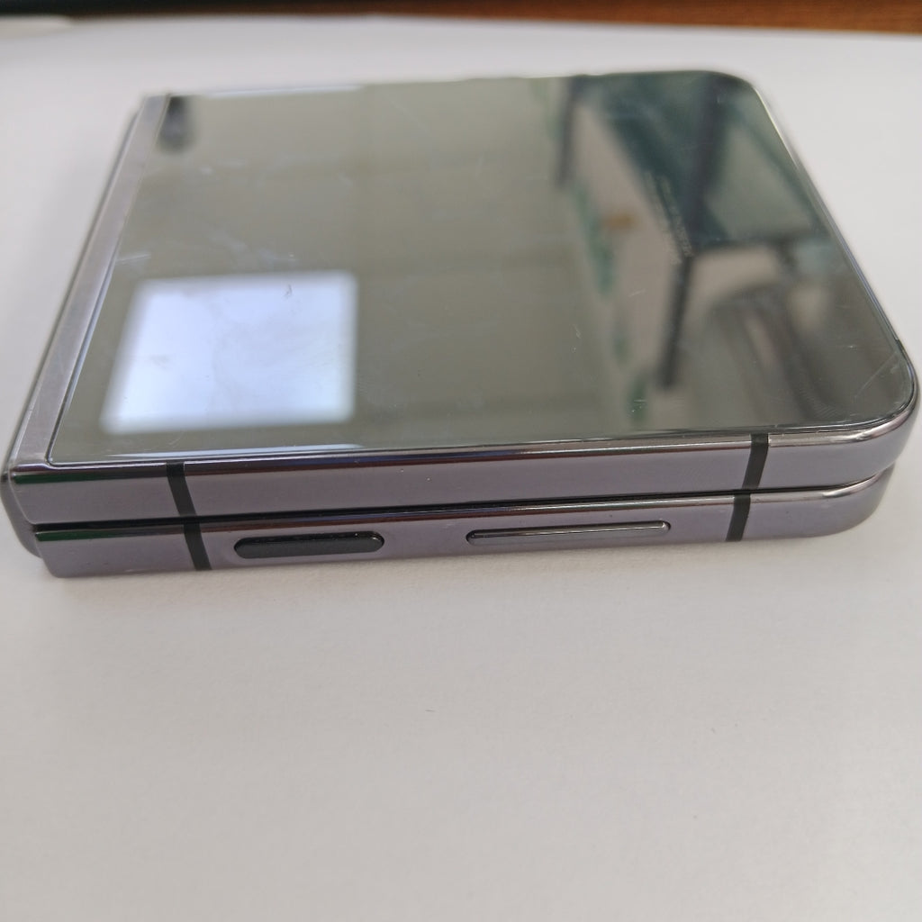 CELULAR SAMSUNG GALAXY Z FLIP 5 SM-F731B (2023) 256 GB 8 GB RAM (SEMINUEVO)