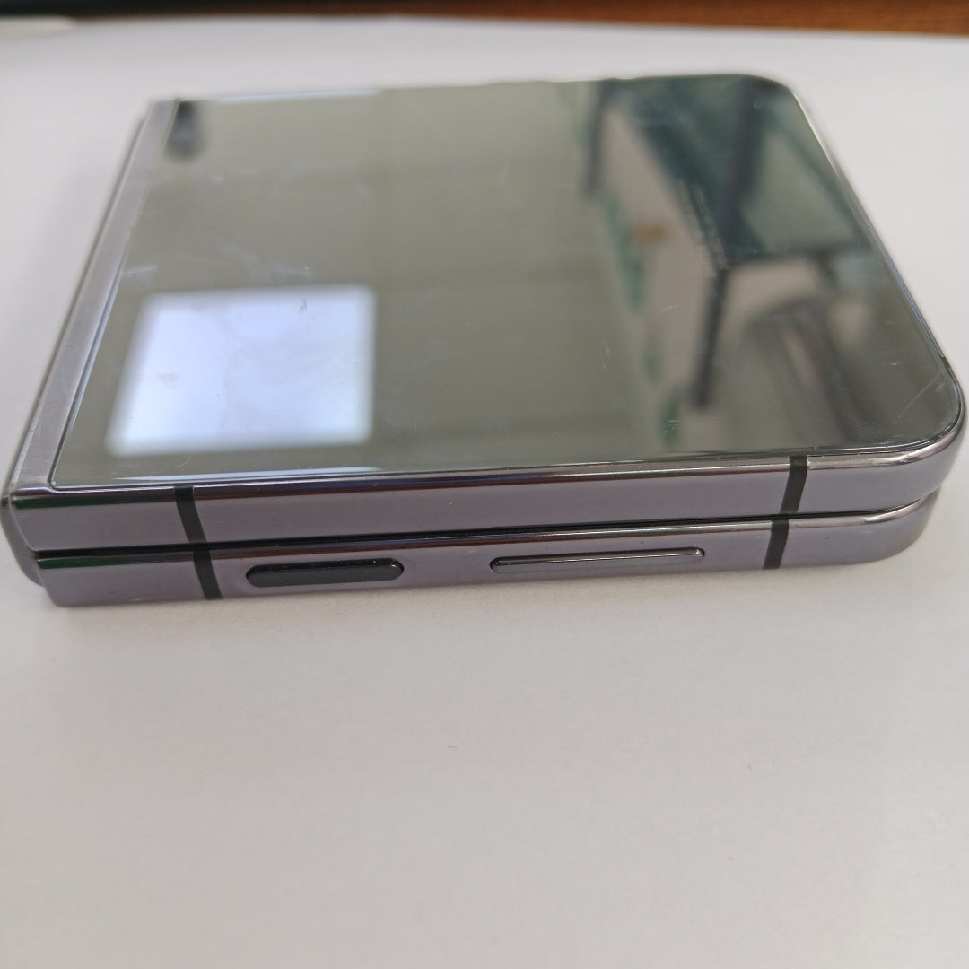 CELULAR SAMSUNG GALAXY Z FLIP 5 SM-F731B (2023) 256 GB 8 GB RAM (SEMINUEVO)