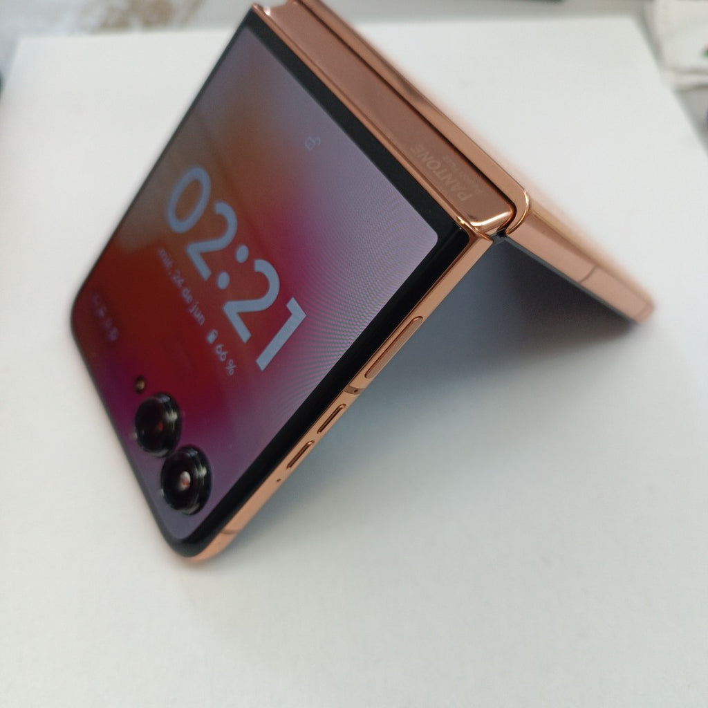 CELULAR MOTOROLA RAZR 50 ULTRA XT2451-3 (2024) 512 GB 12 GB RAM (SEMINUEVO)