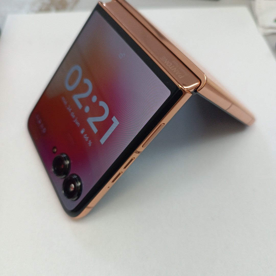 CELULAR MOTOROLA RAZR 50 ULTRA XT2451-3 (2024) 512 GB 12 GB RAM (SEMINUEVO)