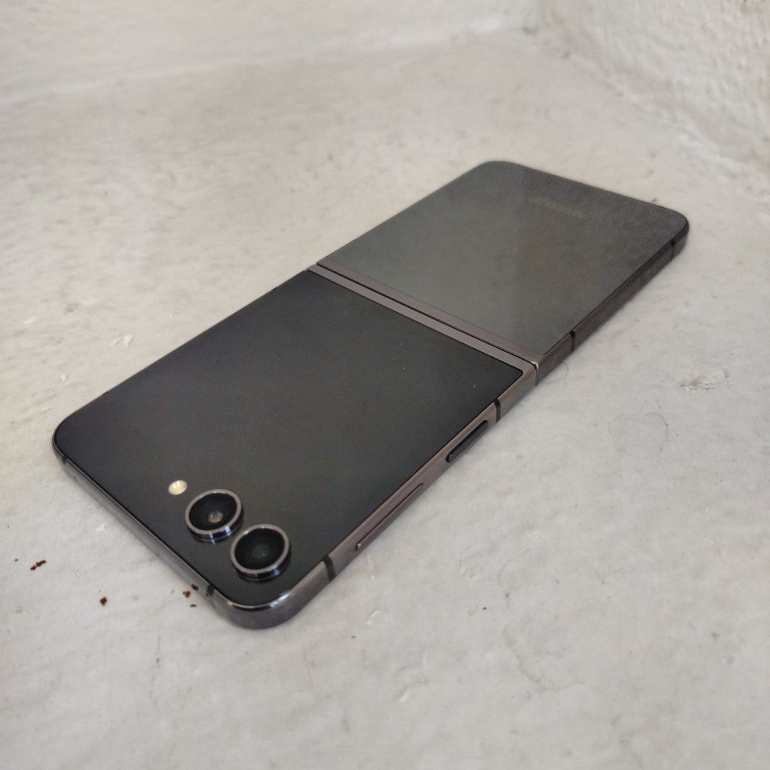 CELULAR SAMSUNG GALAXY Z FLIP 5 SM-F731B (2023) 512 GB 8 GB RAM (SEMINUEVO)