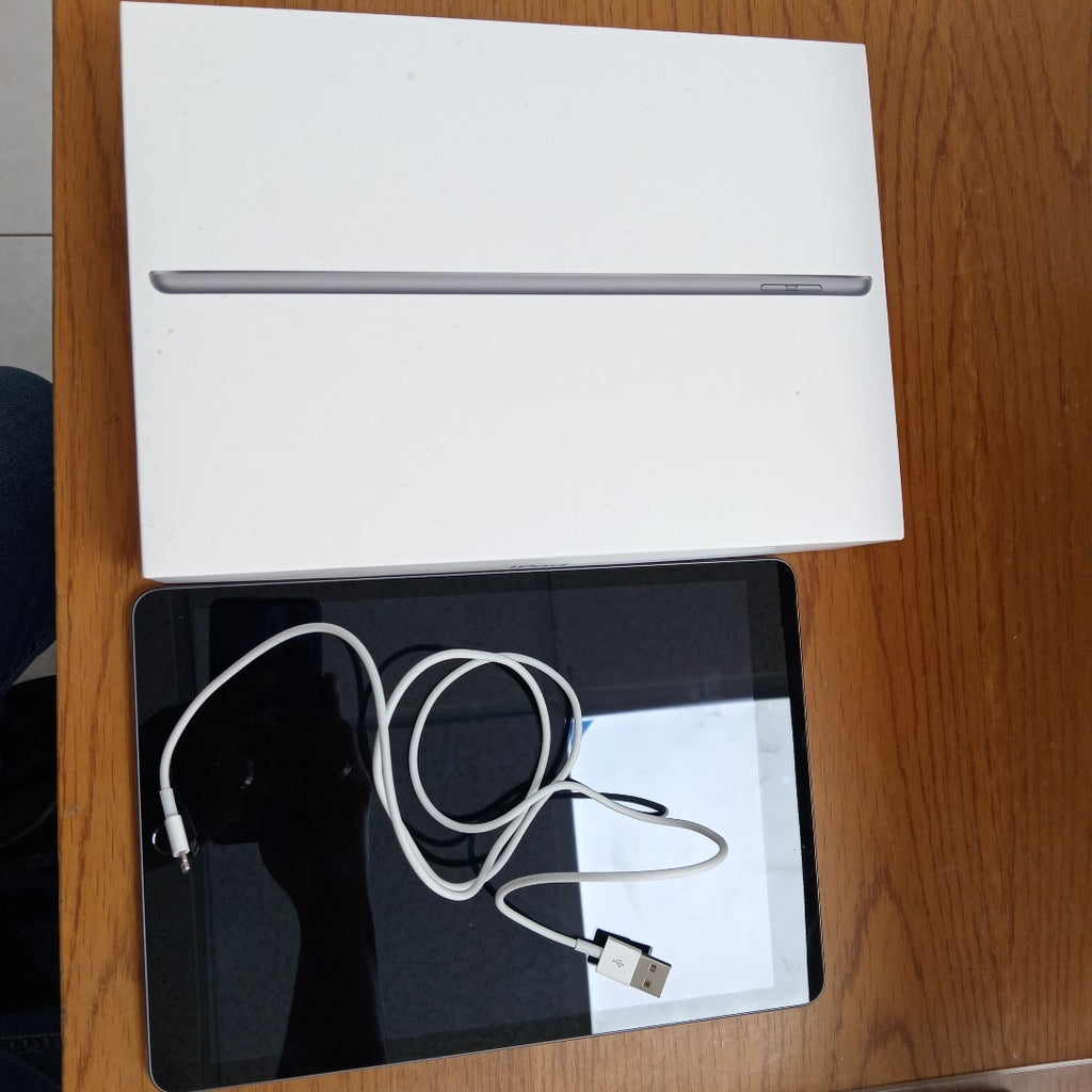 TABLETA APPLE IPAD 9 A2602 256 GB 3 GB RAM (SEMINUEVO)