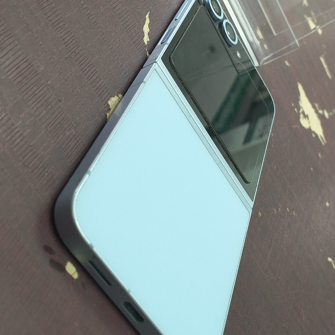 CELULAR SAMSUNG GALAXY Z FLIP 6 SM-F741B (2024) 512 GB 12 GB RAM (SEMINUEVO)
