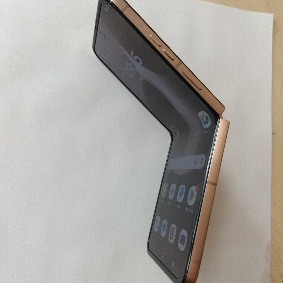 CELULAR MOTOROLA RAZR 60 ULTRA XT2551-6 (2025) 1 TB 16 GB RAM (SEMINUEVO)