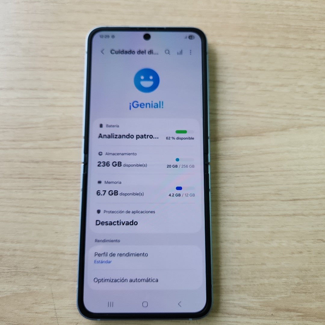 CELULAR SAMSUNG GALAXY Z FLIP6 SM-F741B (2024) 256 GB 12 GB RAM (SEMINUEVO)