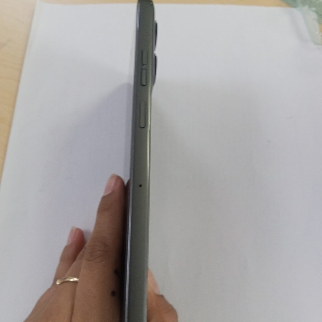 CELULAR MOTOROLA MOTO G75 5G XT2437-4 (2024) 256 GB 8 GB RAM (SEMINUEVO)