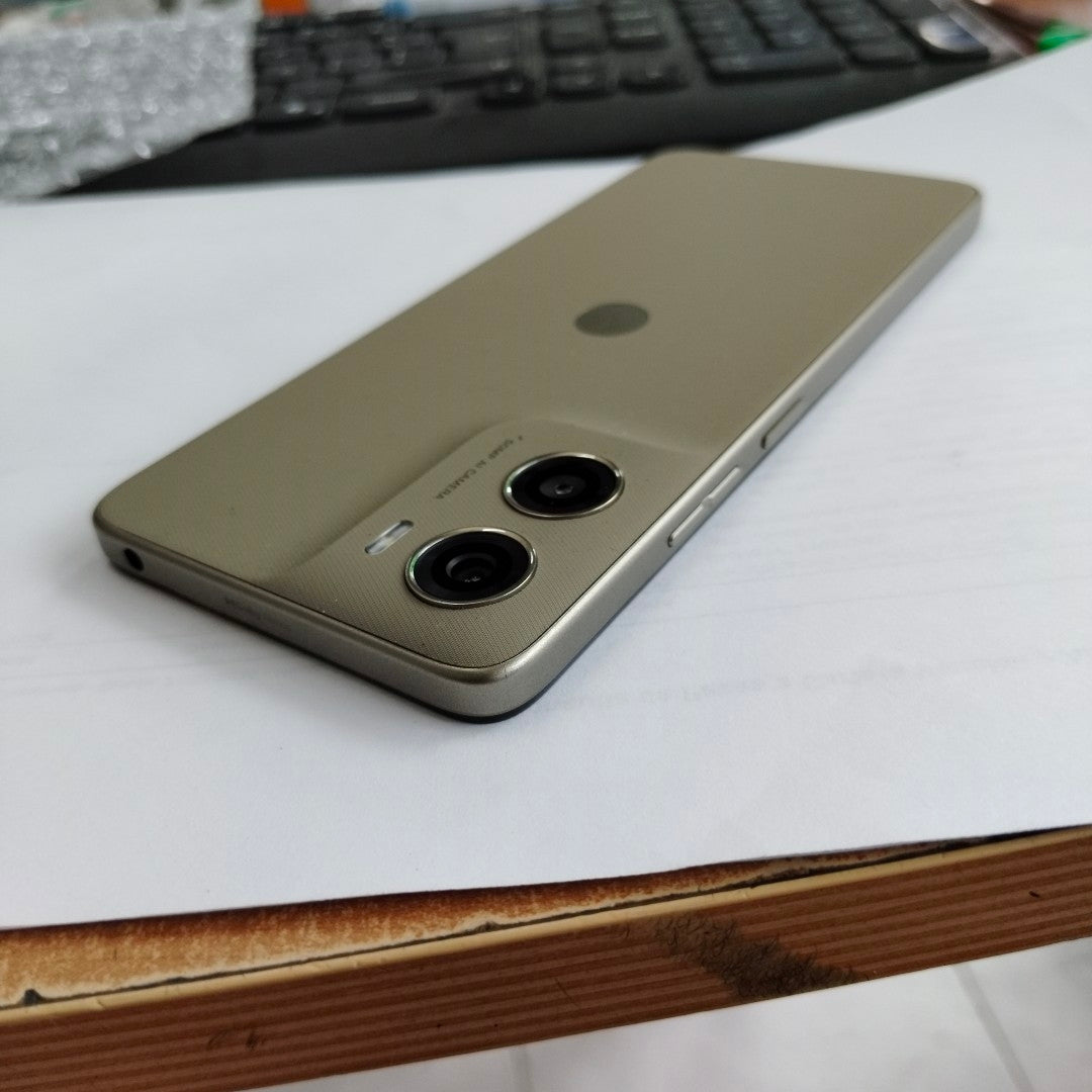 CELULAR MOTOROLA MOTO G06 XT2535-2 (2025) 128 GB 4 GB RAM (SEMINUEVO)