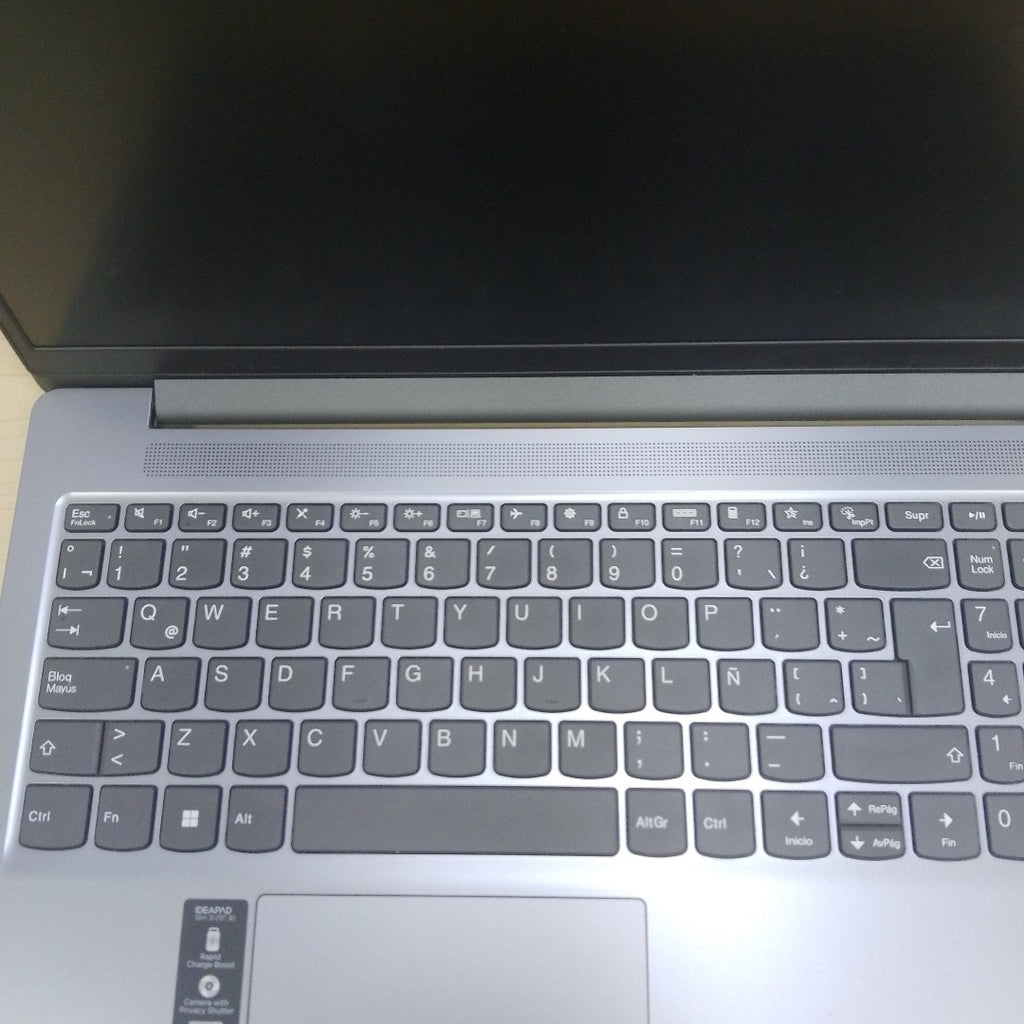 LAPTOP LENOVO IDEAPAD SLIM 3 15IRU8 (2025) 512 GB SSD 8 GB RAM (SEMINUEVO)