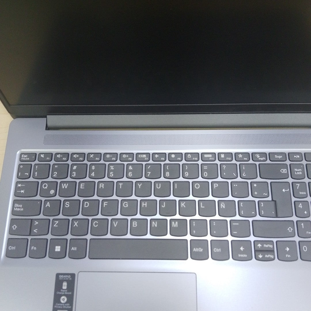 LAPTOP LENOVO IDEAPAD SLIM 3 15IRU8 (2025) 512 GB SSD 8 GB RAM (SEMINUEVO)