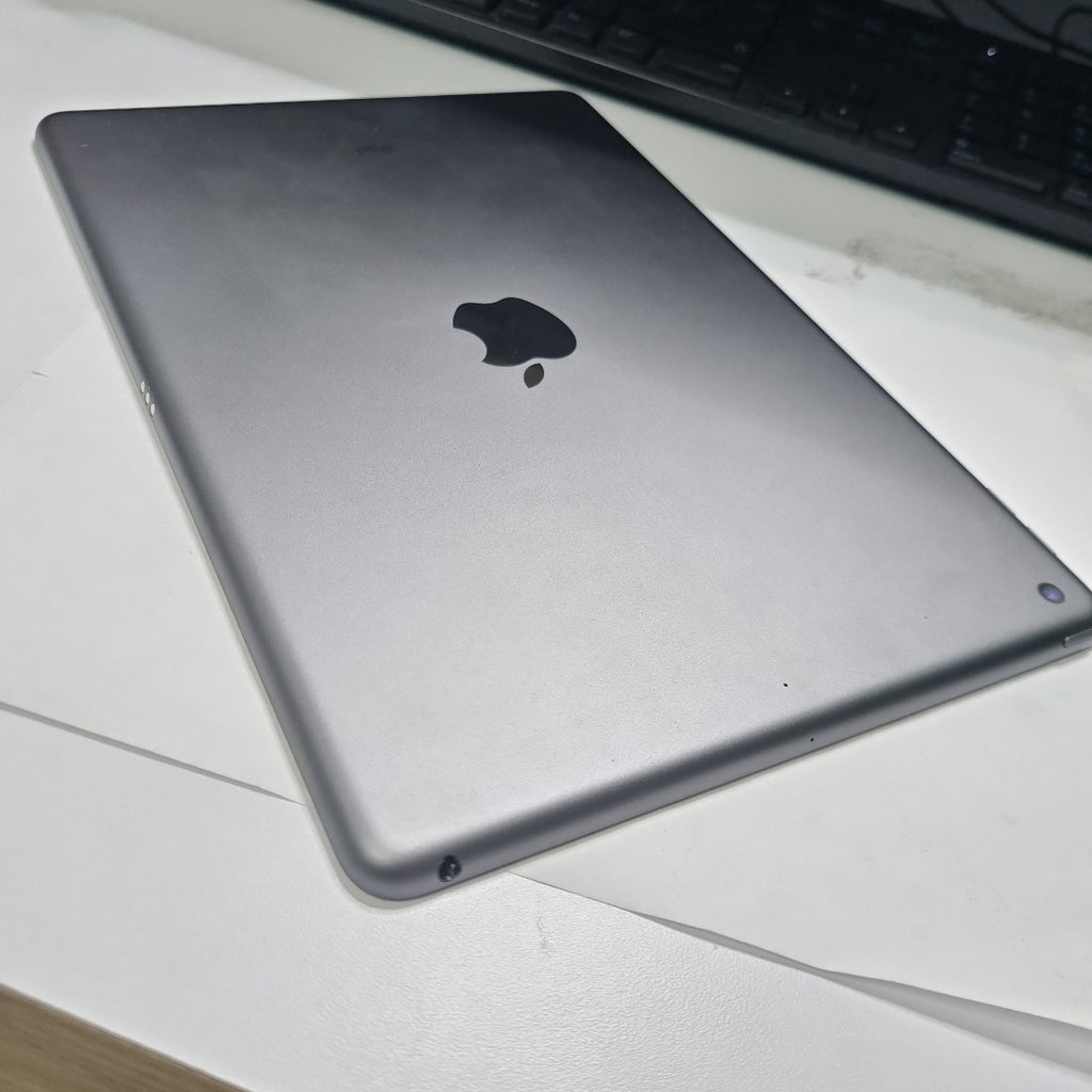 TABLETA APPLE IPAD 9 A2602 256 GB 3 GB RAM (SEMINUEVO)