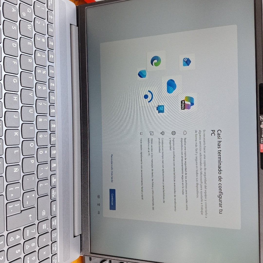 LAPTOP LENOVO IDEAPAD SLIM 3 15IRH10 (2025) 1 TB SSD 24 GB RAM (SEMINUEVO)