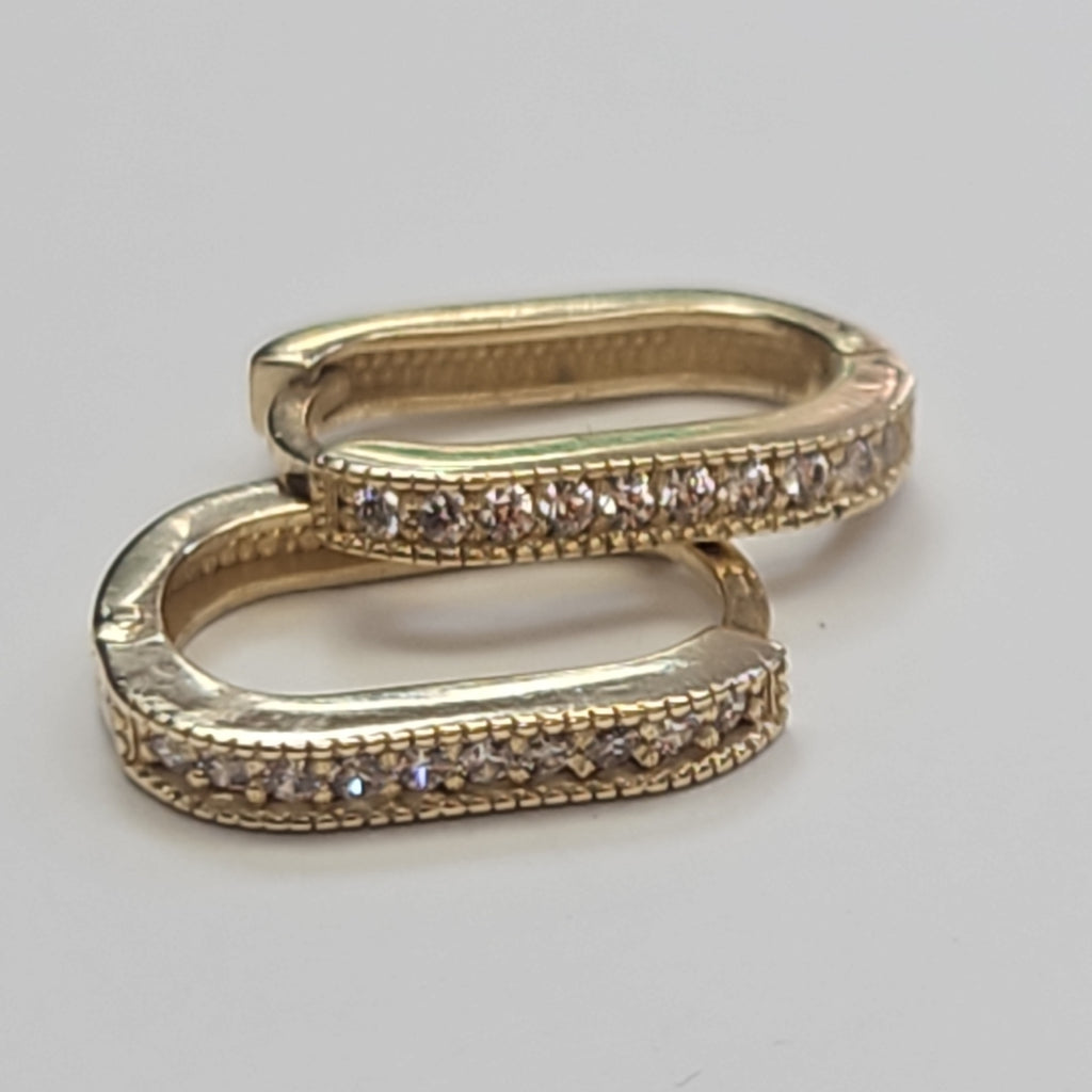 ARETES HUGGIES OVALADA C CIRCONIAS 14K 2.4 GR (NUEVO)